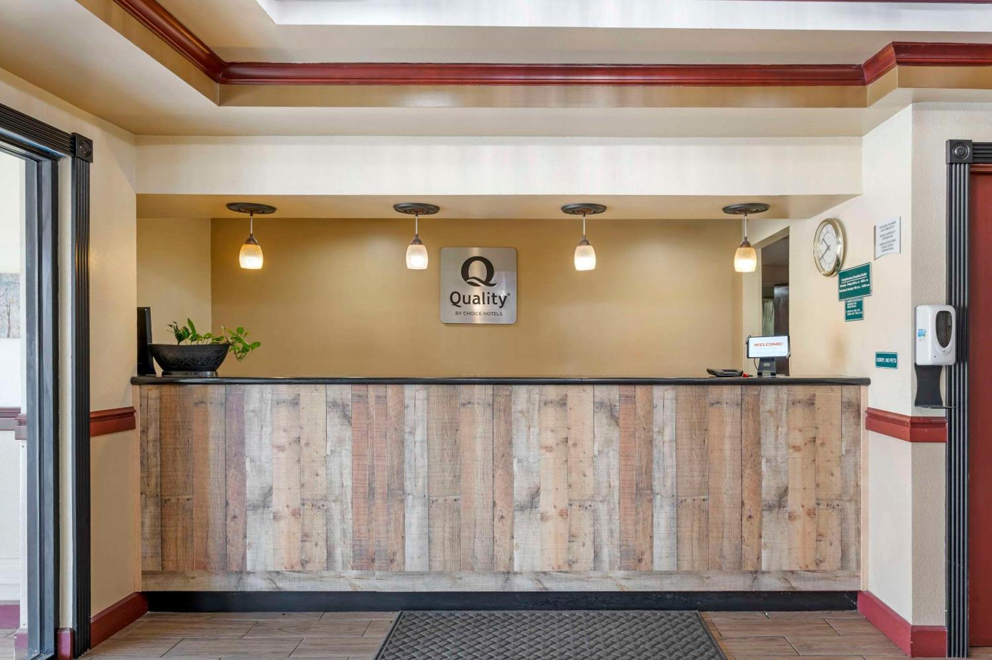 Quality Suites Indianapolis Exterior photo
