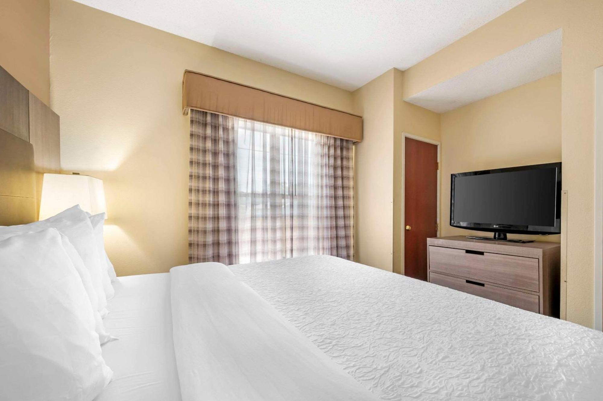 Quality Suites Indianapolis Exterior photo