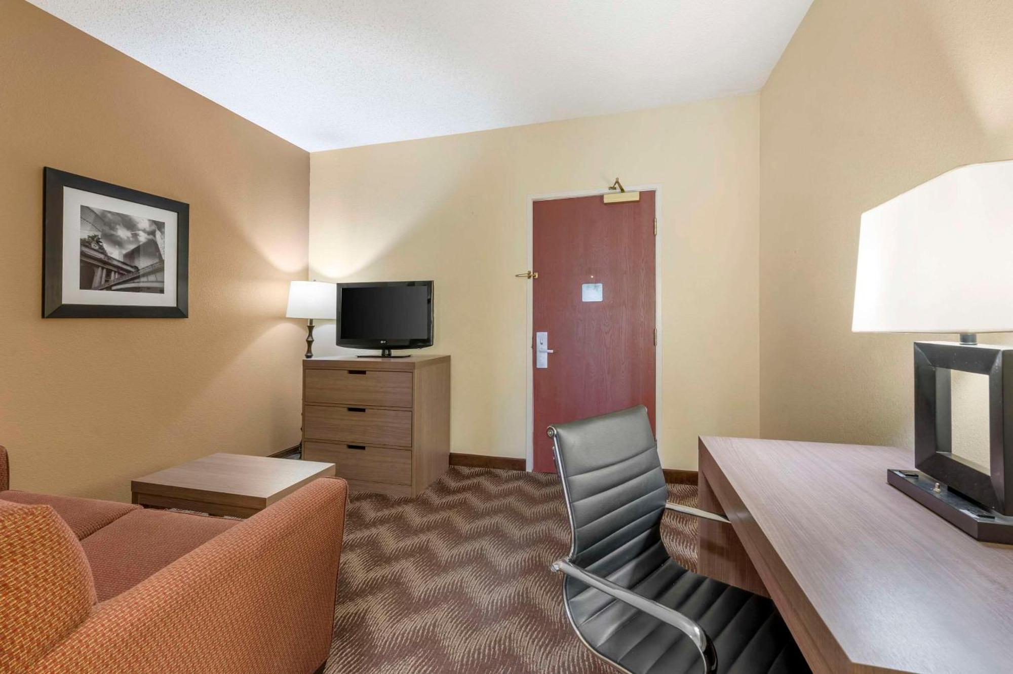 Quality Suites Indianapolis Exterior photo