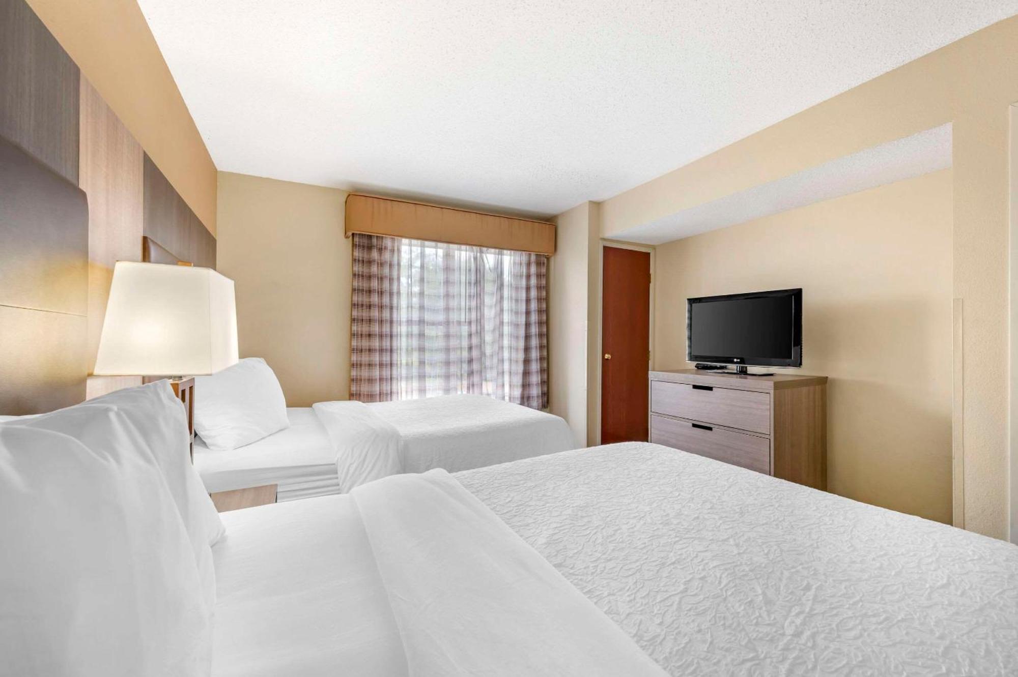 Quality Suites Indianapolis Exterior photo