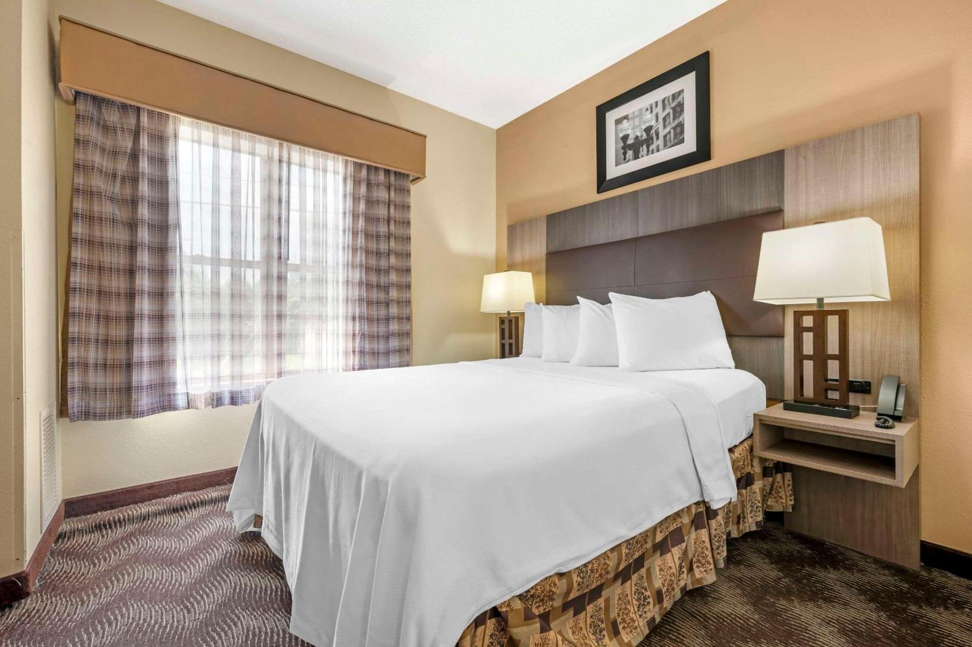 Quality Suites Indianapolis Exterior photo