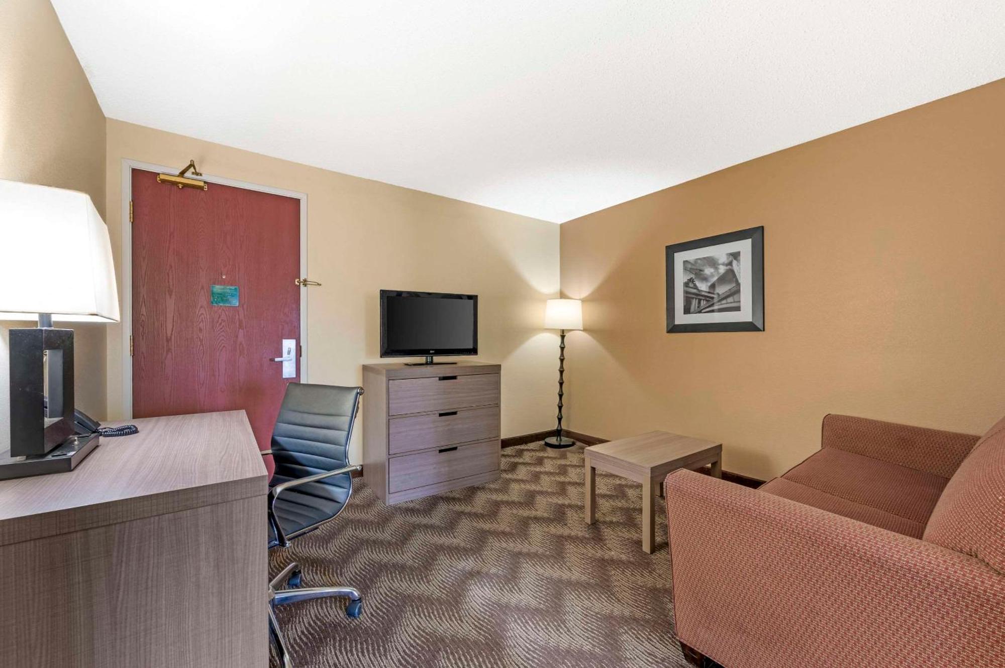 Quality Suites Indianapolis Exterior photo